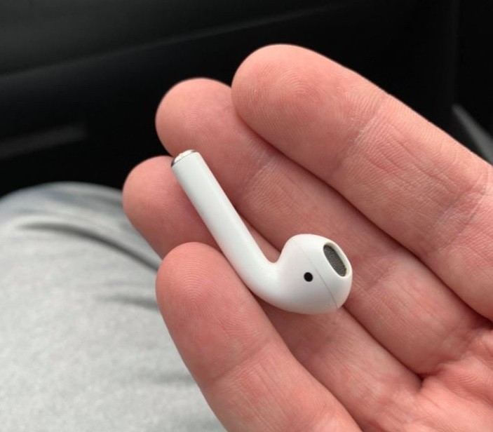 Nguoi dan ong nuot AirPods khi ngu-Hinh-2