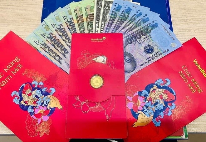 Nhan vien ngan hang khoe li xi 1 chi vang ngay khai xuan