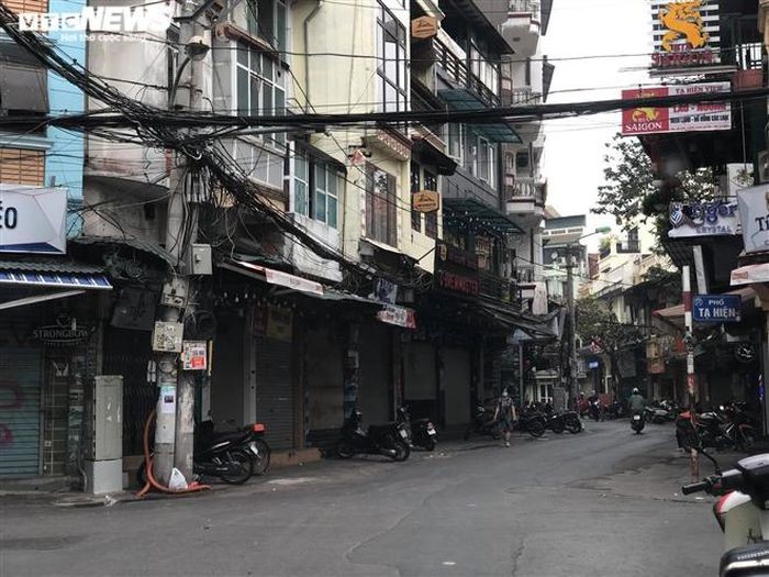 Hang quan pho co Ha Noi nghi Tet keo dai