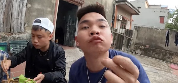 Lam mon an cau ky nhung Ba Tan Vlog van bi nguoi xem quay lung-Hinh-4