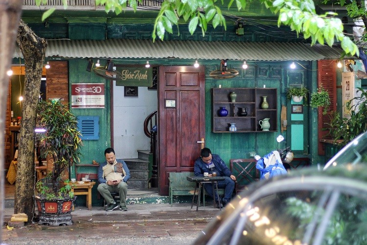 Hang quan o Ha Noi mo cua tro lai, quan ca phe dong nghit