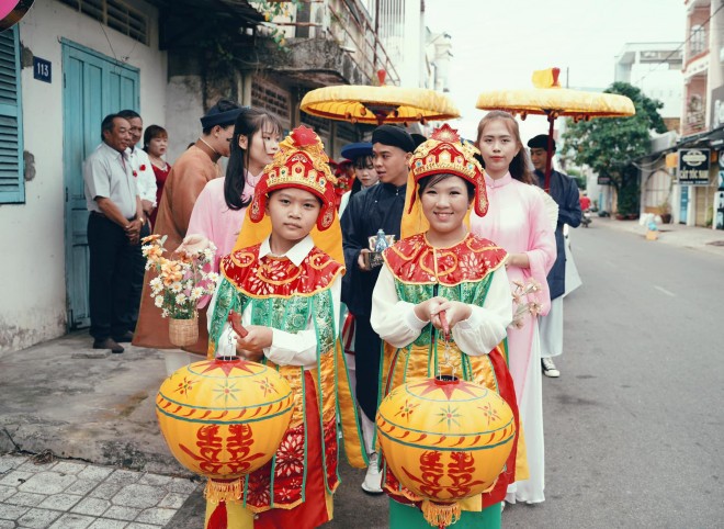 Cap doi mac co phuc trieu Nguyen trong ngay cuoi gay an tuong-Hinh-4