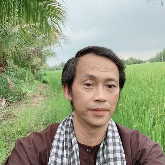 Danh hai Hoai Linh dang anh mac vest banh bao-Hinh-3