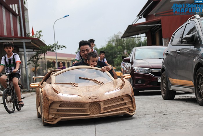 Ong bo 9X lam sieu xe Bugatti Centodieci bang go danh tang con trai-Hinh-10