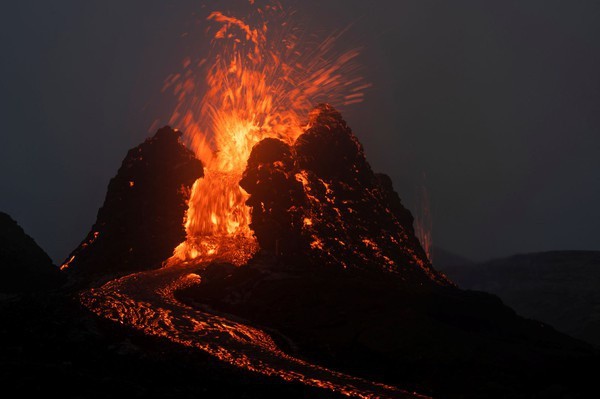 Núi lửa phun Indonesia đóng cửa sân bay  Tuổi Trẻ Online