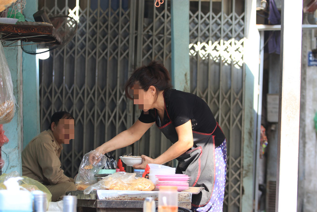 Chu quan chao noi gi khi bi khach to co o gioi trong mieng suon?-Hinh-5