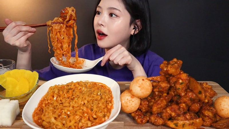 Mukbang thoai trao va chieu tro cau keo nguoi xem-Hinh-3