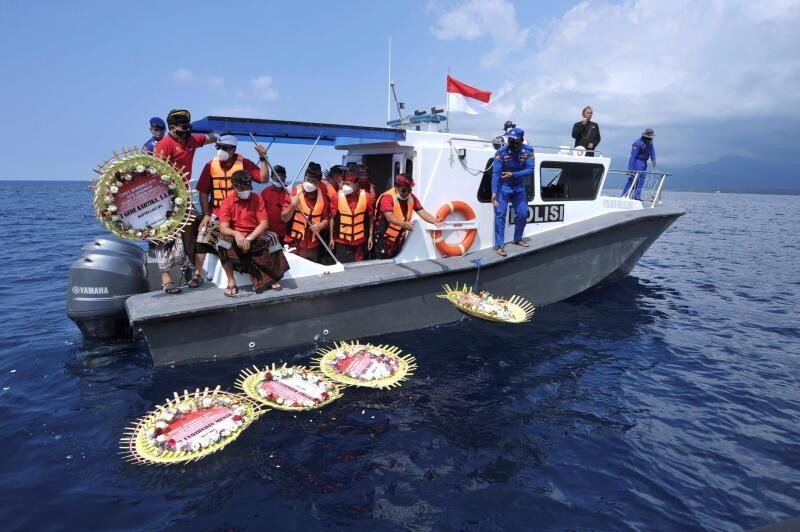 Lan song ngam khong lo khien tau ngam Indonesia bi dim xuong day bien