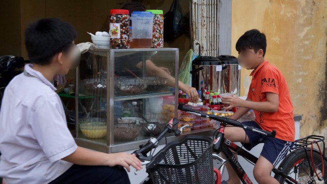 Thuc pham ban, do an vat khong nguon goc bua vay cong truong-Hinh-4