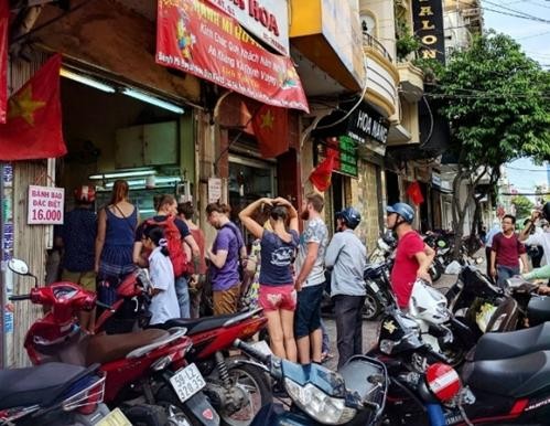 Tiem banh mi dat nhat Sai Gon luon kin nguoi xep hang cho mua