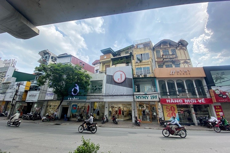 Giam gia kich san, cac cua hang quan ao tai Ha Noi van khong bong nguoi-Hinh-4