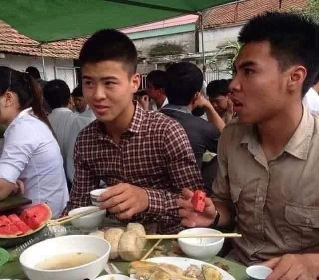 Tien Linh, Van Hau bi dong doi dang anh treu choc-Hinh-3