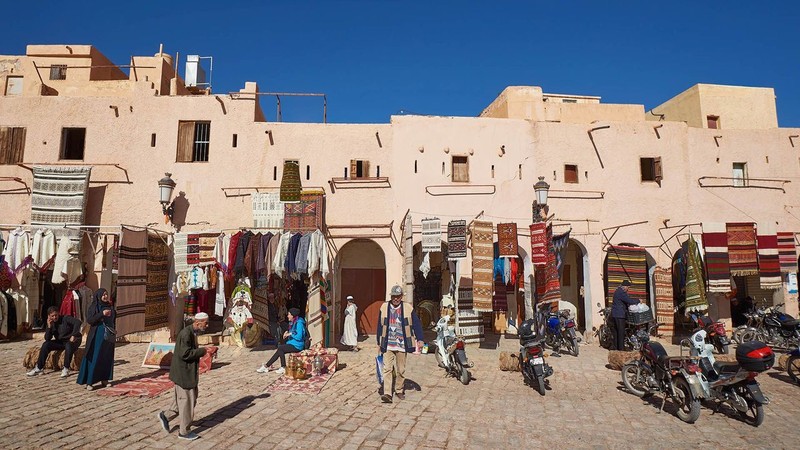 Ở Ghardaïa (ảnh), việc lắp các biển báo hay biển quảng cáo hiện đại đều bị cấm. Đây là cách họ giữ thành phố cổ nguyên vẹn như ban đầu. Quy định địa phương yêu cầu người ở những con phố nhỏ chỉ được bán chuyên về một sản phẩm, ví dụ thảm, trái cây, rau củ hay vàng. Các thương gia ở đây không có nhiều tính cạnh tranh. Thay vào đó, họ đoàn kết và tạo nên cộng đồng bền chặt. Việc mặc cả cũng bị &quot;cấm ngầm&quot; vì sự tôn trọng giữa người bán, người mua. Đôi bên sẽ thống nhất mức giá hợp lý từ đầu dựa trên sự trung thực.