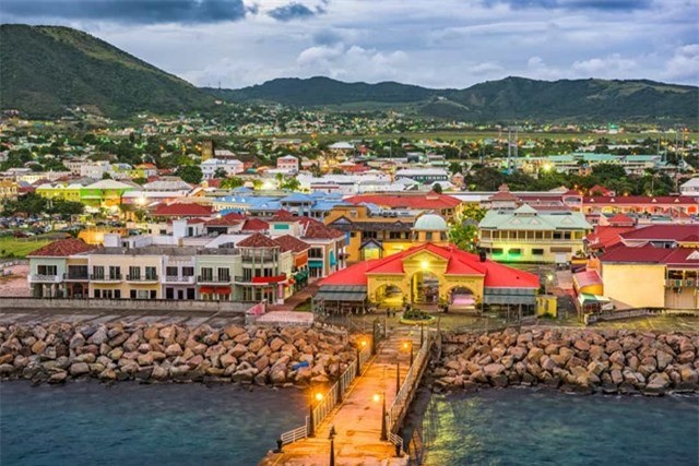 Saint Kitts v&amp;agrave; Nevis l&amp;agrave; quốc gia c&amp;oacute; chủ quyền nhỏ nhất ở ch&amp;acirc;u Mỹ về quy m&amp;ocirc; cũng như d&amp;acirc;n số, Thủ đ&amp;ocirc; của quốc gia n&amp;agrave;y l&amp;agrave; Basseterre v&amp;agrave; cũng l&amp;agrave; nơi đặt trụ sở của ch&amp;iacute;nh phủ. &amp;nbsp;