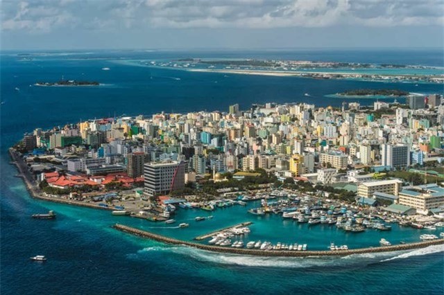 Quần đảo Maldive nằm ở Nam &amp;Aacute;, l&amp;agrave; một trong những quốc gia nhỏ v&amp;agrave; đẹp nhất tr&amp;ecirc;n thế giới, những b&amp;atilde;i biển b&amp;igrave;nh dị khiến nơi đ&amp;acirc;y trở th&amp;agrave;nh thi&amp;ecirc;n đường cho kh&amp;aacute;ch du lịch. &amp;nbsp;