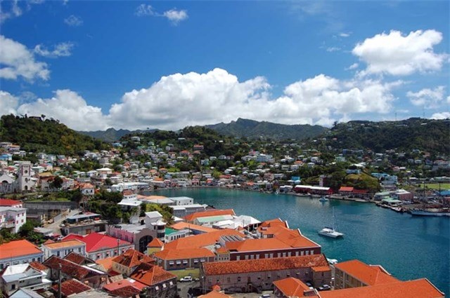 Saint Vincent and the Grenadines - quốc gia n&amp;agrave;y nằm ở Lower Antilles v&amp;agrave; c&amp;oacute; ảnh hưởng mạnh mẽ của thực d&amp;acirc;n Anh, trung t&amp;acirc;m đ&amp;ocirc; thị ch&amp;iacute;nh l&amp;agrave; thủ đ&amp;ocirc; Kingstown. &amp;nbsp;