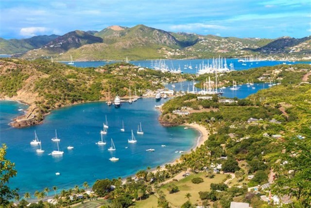 Antigua v&amp;agrave; Barbuda - đất nước n&amp;agrave;y được tạo th&amp;agrave;nh từ 37 h&amp;ograve;n đảo nằm giữa Đại T&amp;acirc;y Dương v&amp;agrave; Biển Caribe, đ&amp;acirc;y l&amp;agrave; một trong những quốc gia bị ảnh hưởng nặng nề nhất bởi cơn b&amp;atilde;o Irma v&amp;agrave;o năm 2017. &amp;nbsp;