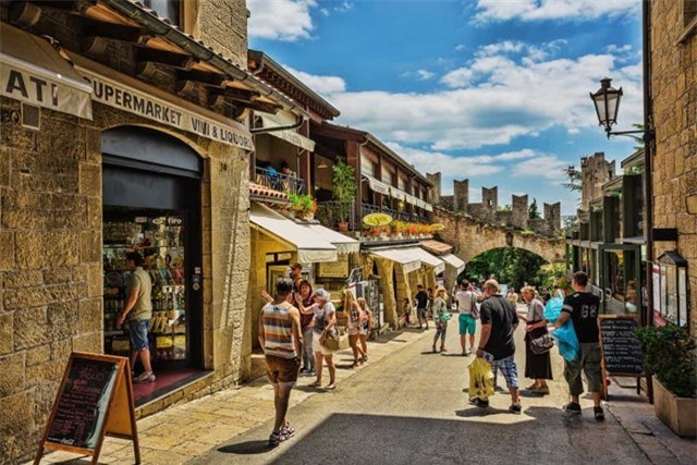 San Marino l&amp;agrave; một quốc gia nhỏ kh&amp;aacute;c nằm trong nước &amp;Yacute;, n&amp;oacute; được bao quanh ho&amp;agrave;n to&amp;agrave;n bởi &amp;Yacute; v&amp;agrave; kh&amp;ocirc;ng c&amp;oacute; đường bờ biển. Nhiều người coi đ&amp;acirc;y l&amp;agrave; quốc gia l&amp;acirc;u đời nhất tr&amp;ecirc;n thế giới, được th&amp;agrave;nh lập v&amp;agrave;o năm 301. &amp;nbsp;