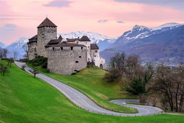 Liechtenstein nằm tr&amp;ecirc;n d&amp;atilde;y Alps giữa Thụy Sĩ v&amp;agrave; &amp;Aacute;o, đ&amp;acirc;y l&amp;agrave; một trong những nơi an to&amp;agrave;n nhất thế giới, hầu như kh&amp;ocirc;ng c&amp;oacute; tội phạm. &amp;nbsp;