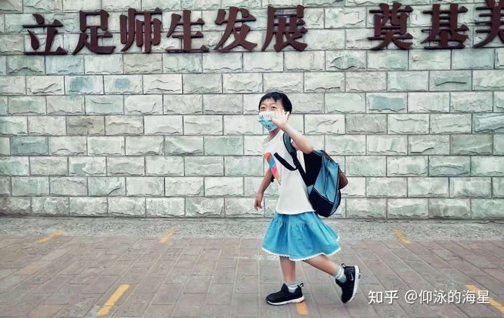 Cậu bé Trung Quốc mặc váy đi học gây tranh cãi