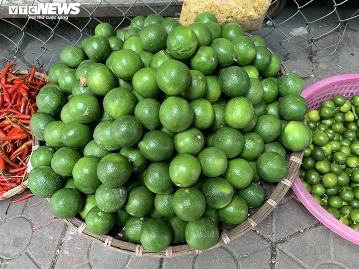 Hoa qua tuoi dat khach, cam tang toi chuc gia o nhieu cho Ha Noi-Hinh-12