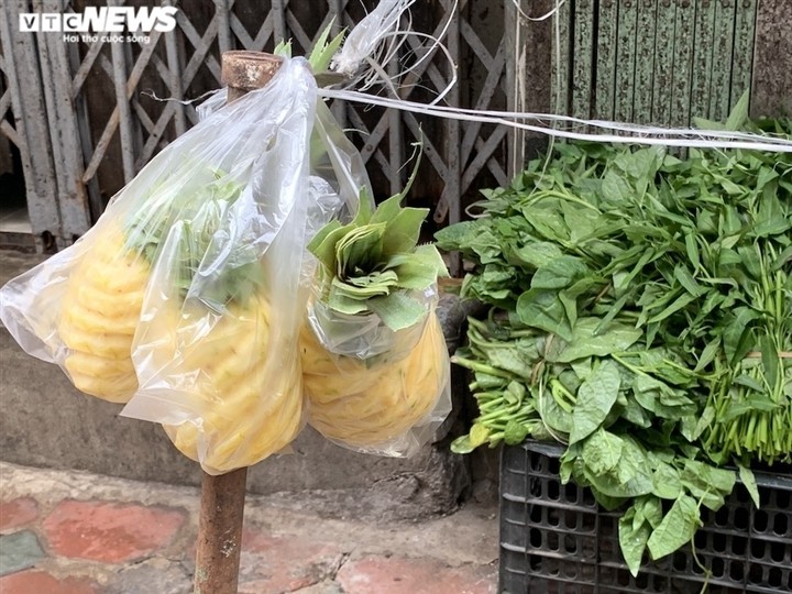 Hoa qua tuoi dat khach, cam tang toi chuc gia o nhieu cho Ha Noi-Hinh-4