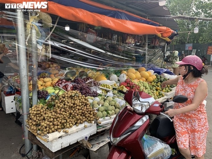 Hoa qua tuoi dat khach, cam tang toi chuc gia o nhieu cho Ha Noi-Hinh-7