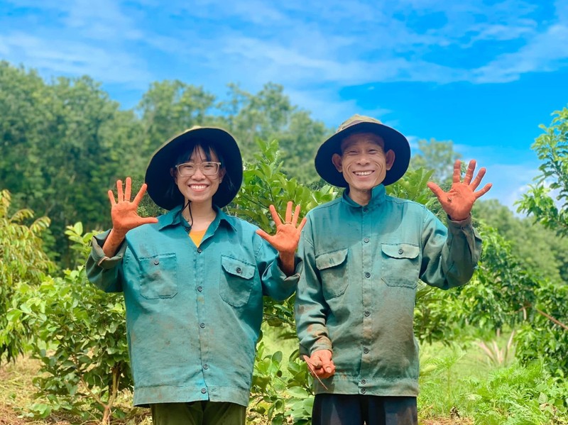 Nghi dich, co gai roi TP.HCM ve que cham vuon, di lam thue voi cha-Hinh-5