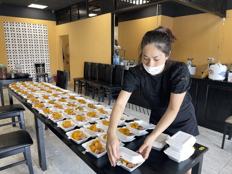 Nguoi me nau an tang nguoi ngheo o Ha Noi ngay gian cach-Hinh-11