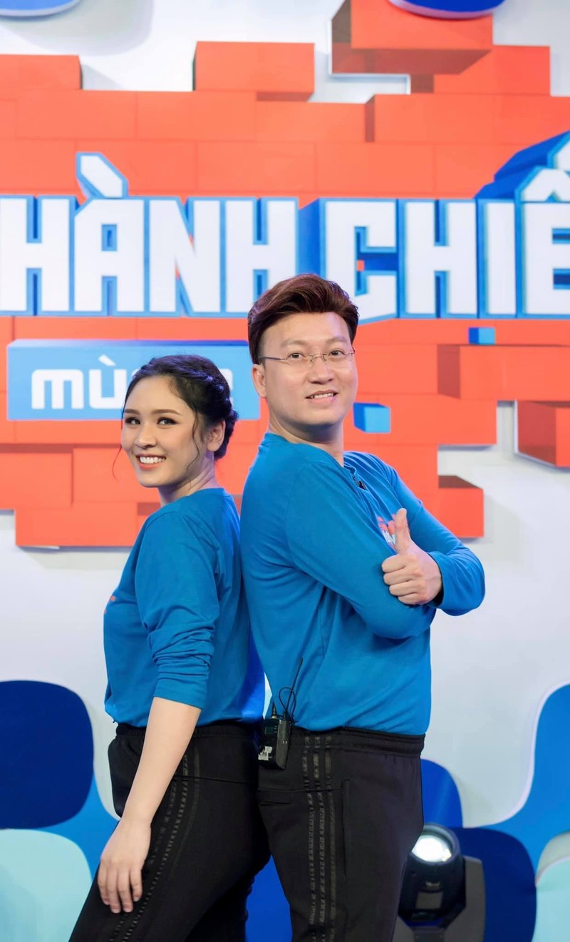 Vo MC kem 12 tuoi cua Sy Luan: Xinh dep, thao hai ngoai ngu-Hinh-2