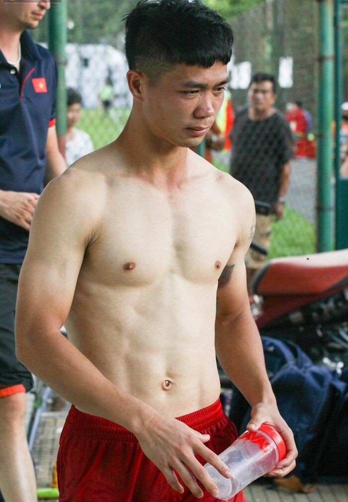 Cong Phuong khoe co bap cuon cuon nhu Ronaldo-Hinh-2