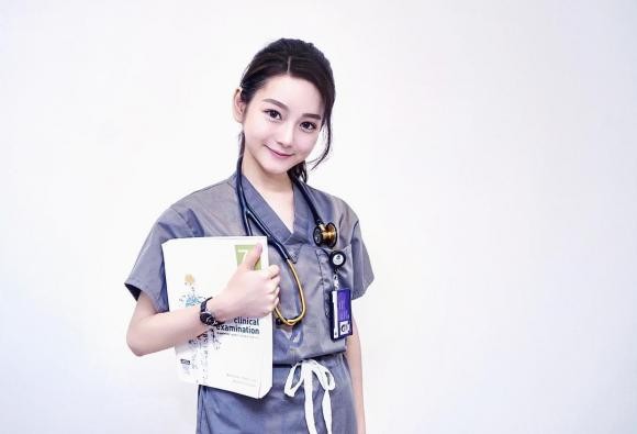 Nu bac si xinh dep noi tieng mang xa hoi vi giong Angelababy-Hinh-4