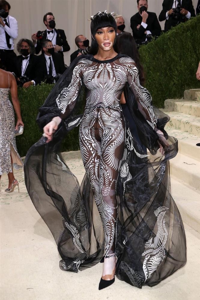 Sao Met Gala bi chup trom khi dang di toilet: Rihanna dau teu?-Hinh-5