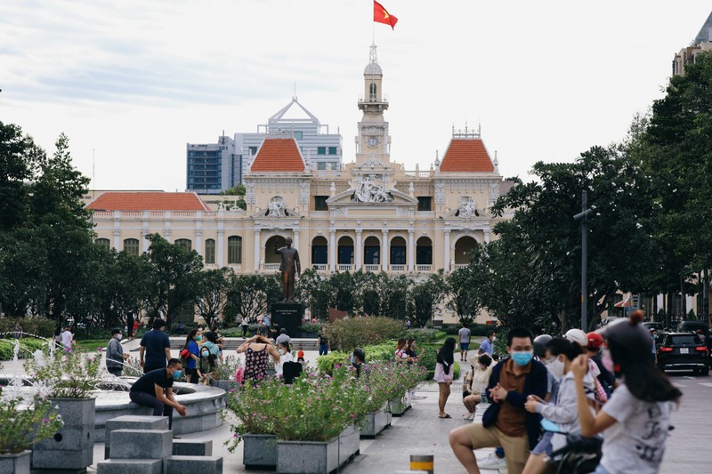 Gioi tre do ve pho di bo Nguyen Hue vui choi sau gian cach