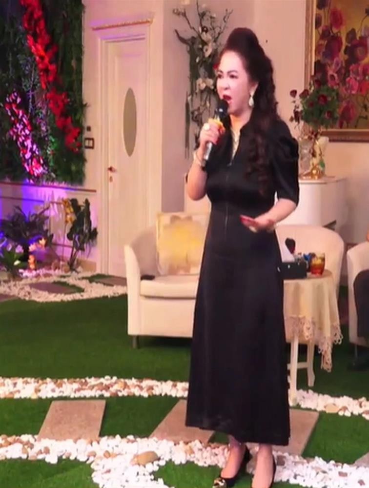 Dang livestream, ba Hang bat ngo xin nghi 2 phut de thay vay-Hinh-4