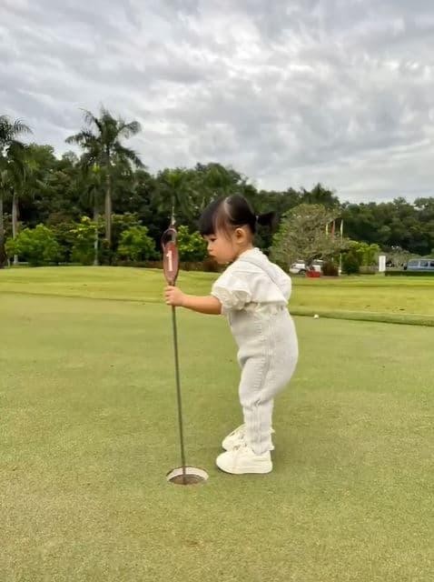 Bieu cam cua con gai Cuong Do La khi lan dau duoc den san golf-Hinh-2