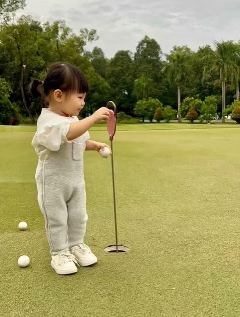 Bieu cam cua con gai Cuong Do La khi lan dau duoc den san golf