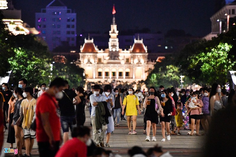 Nhieu nguoi hoa trang kinh di tren pho di bo Nguyen Hue-Hinh-4