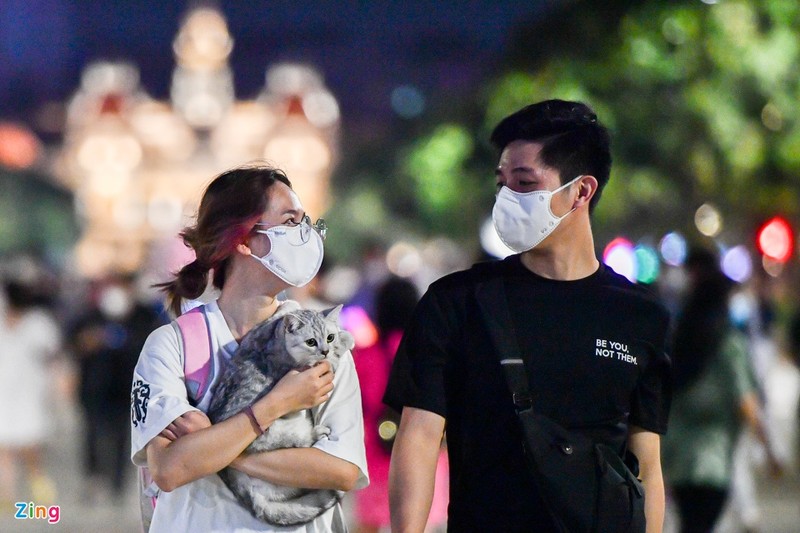 Nhieu nguoi hoa trang kinh di tren pho di bo Nguyen Hue-Hinh-6