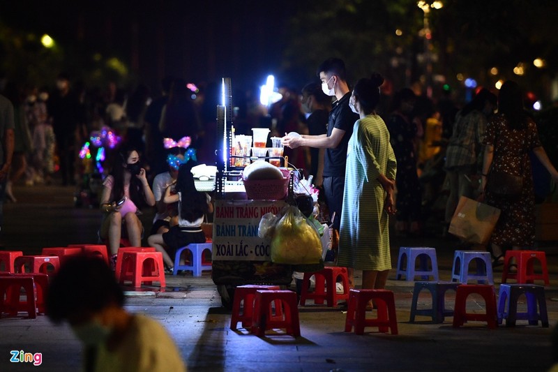 Nhieu nguoi hoa trang kinh di tren pho di bo Nguyen Hue-Hinh-7