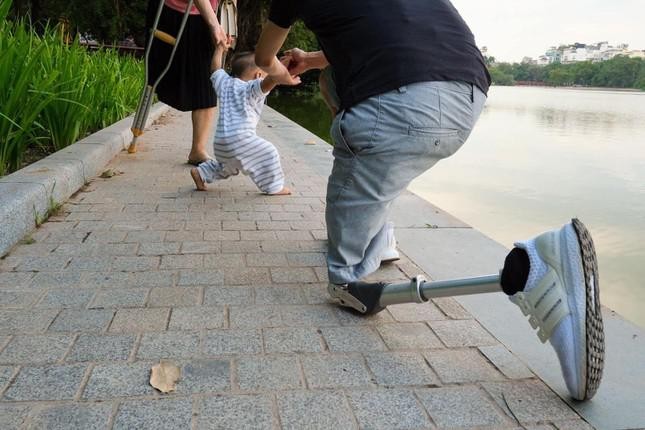 Khoanh khac day con tap di khien cong dong mang xuc dong