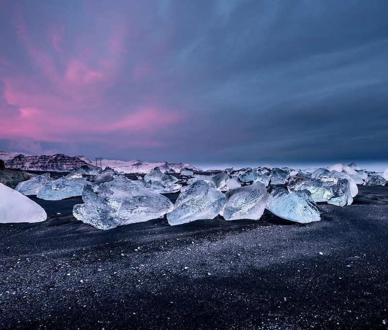 Bãi biển “kim cương” thu hút khách du lịch ở Iceland