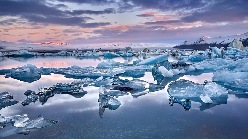 Bãi biển “kim cương” thu hút khách du lịch ở Iceland