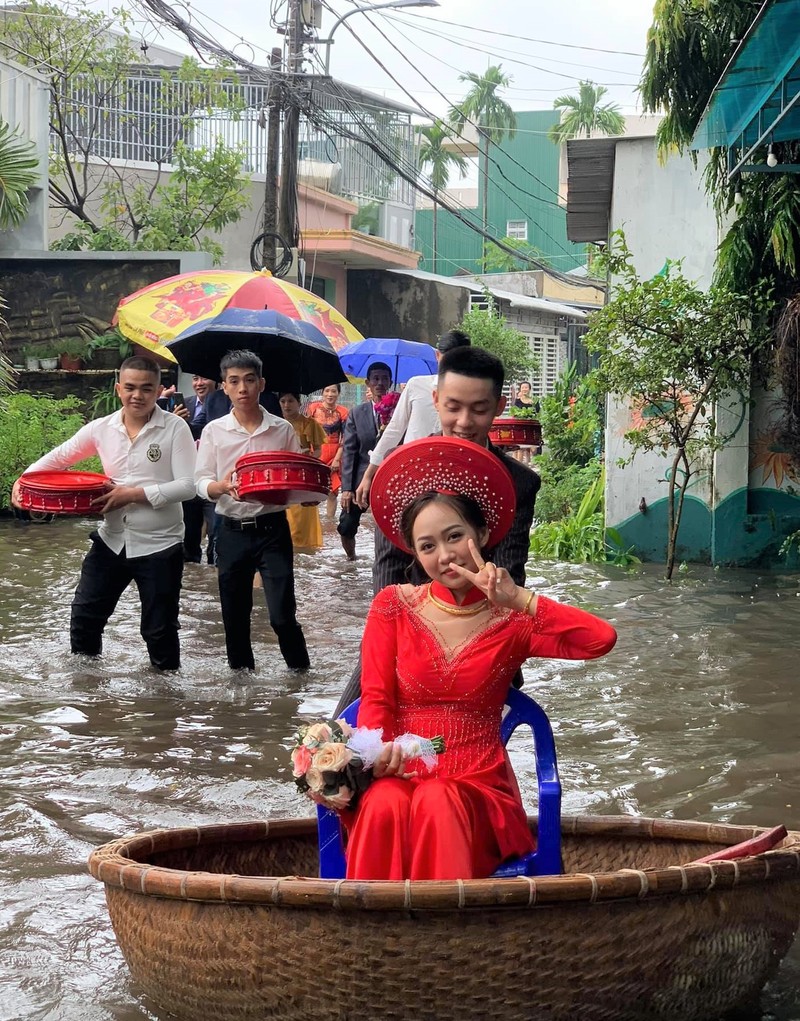 Cuoi ngay mua lu, co dau chu re di chuyen bang thuyen thung-Hinh-3