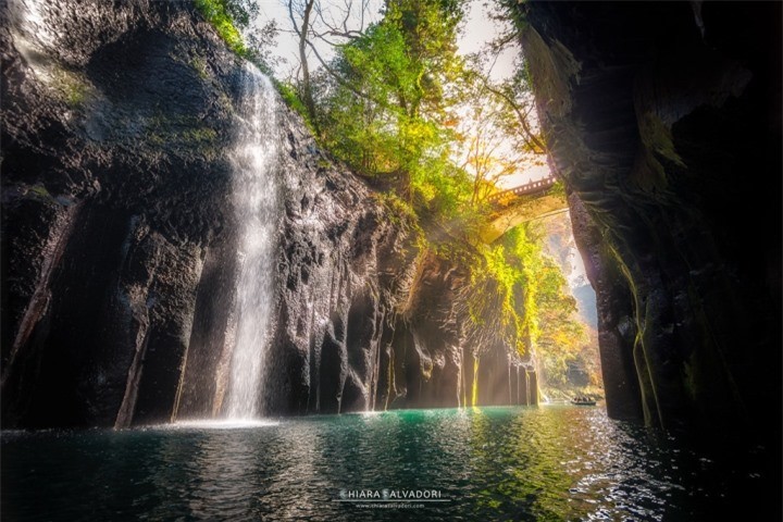 Canh thien nhien huyen bi o hem nui 