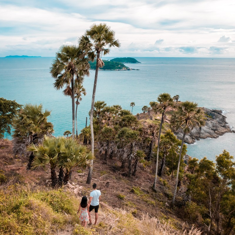 Chuyen bay 30 tieng den Phuket trong dich cua cap doi Viet - My