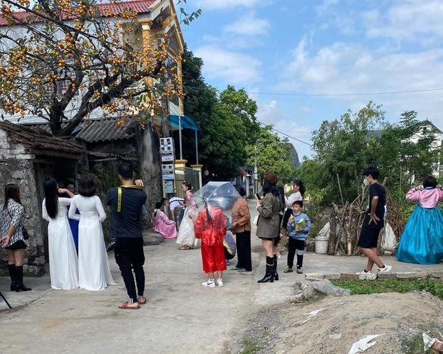 Gioi tre thi nhau check-in ben cay hong gan 200 tuoi o Ninh Binh-Hinh-8