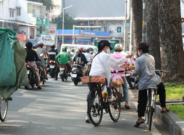 Co gai xu Nau miet mai giup nguoi ngheo o Sai thanh-Hinh-7