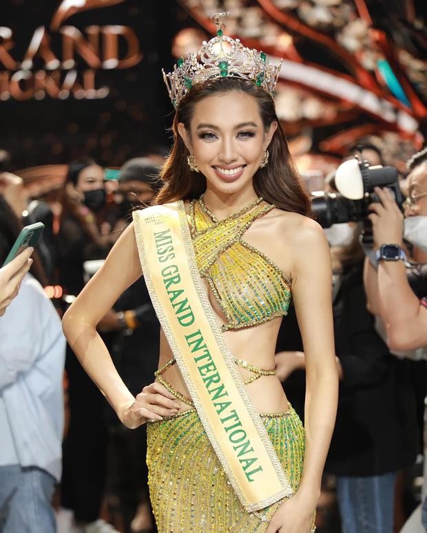 Tan Miss Grand Thuy Tien va tan Miss Universe: Ai dep hon?-Hinh-11