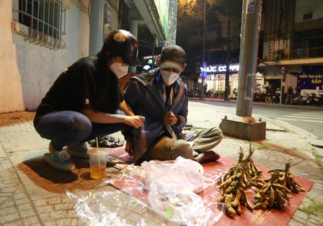 Co gai lam thien nguyen, mang ao khoac trao tan tay nguoi kho khan trong dem-Hinh-19